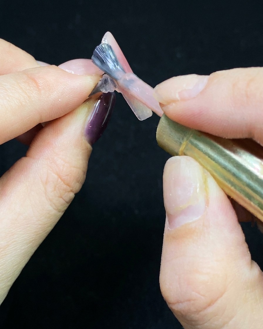 クリアチップにヌードジェルを薄く塗っている様子。