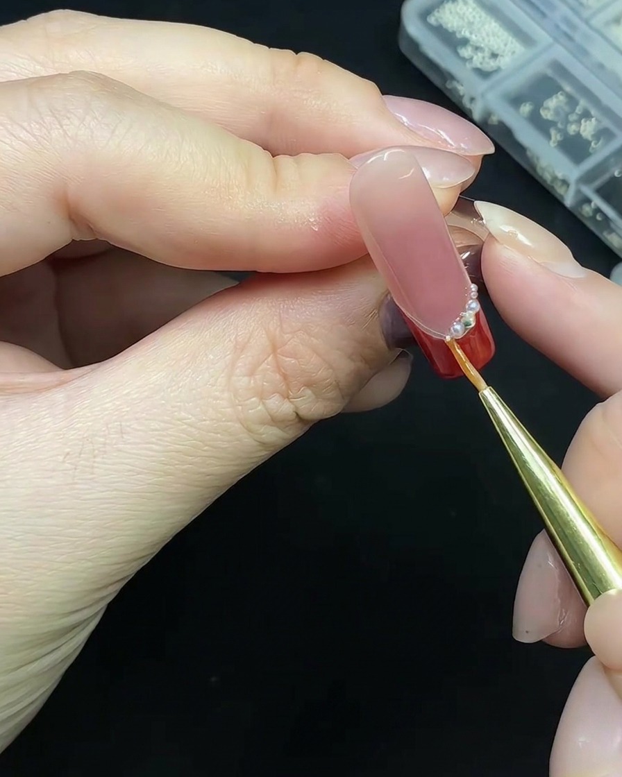 ドッティングツールでラインストーンを配置している様子。