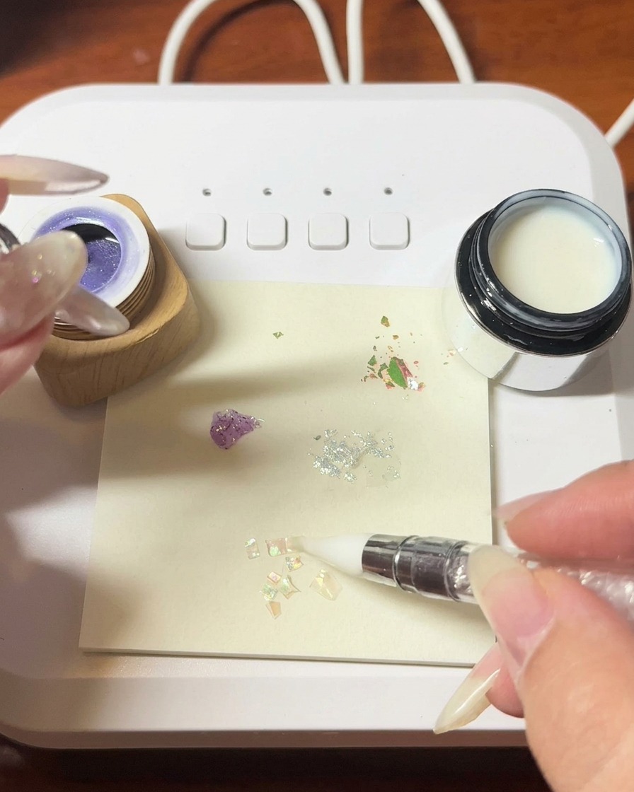 ピンセットで湿ったジェルにシェルを並べている様子。