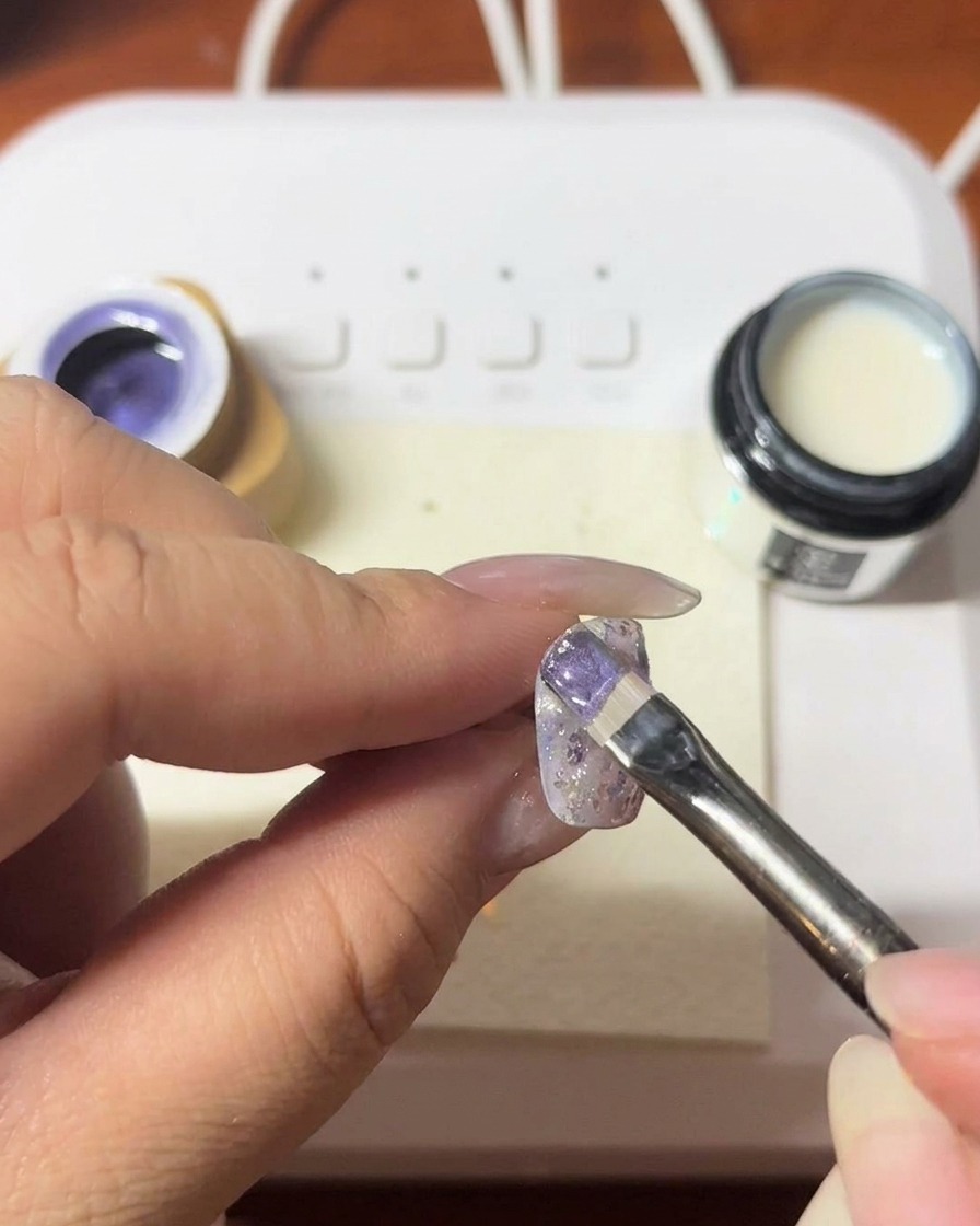 磁石を近づけ、光のラインを作り出している様子。