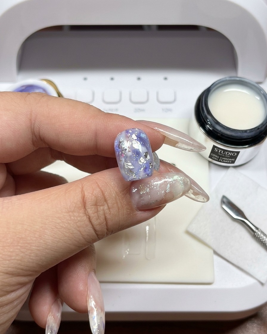 筆で白いジェルの縁をぼかしている様子。
