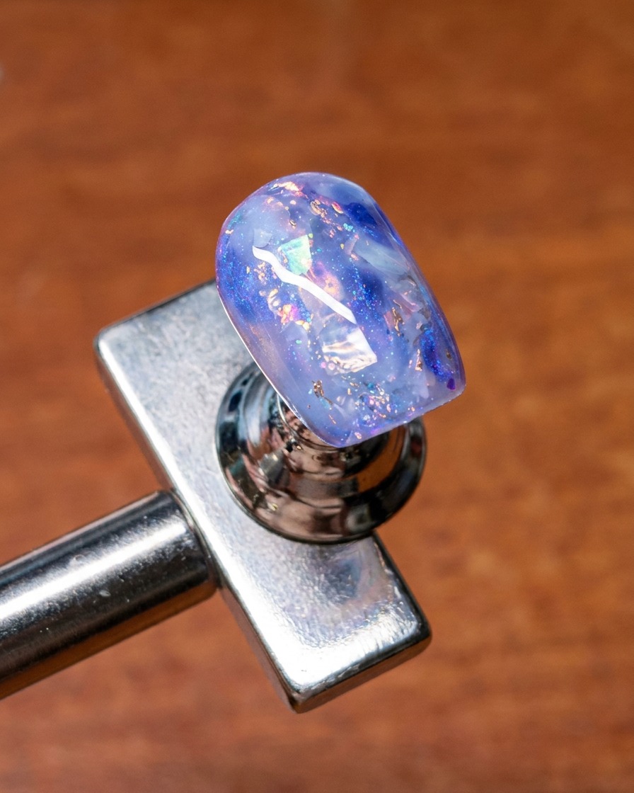ベースジェルを使って全体を馴染ませている様子。
