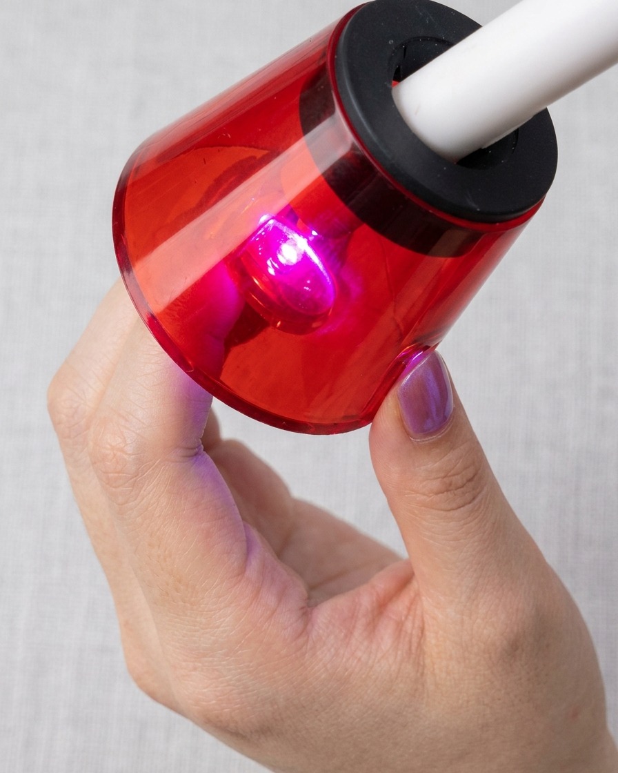 マグネットで模様を作った状態で、UV/LEDランプに入れて硬化させている様子