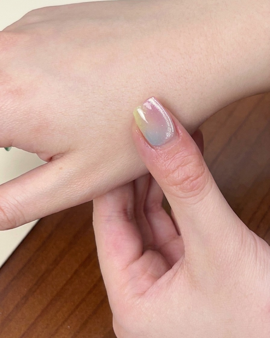 完成したネイルをUV/LEDランプに入れて最終硬化させている様子