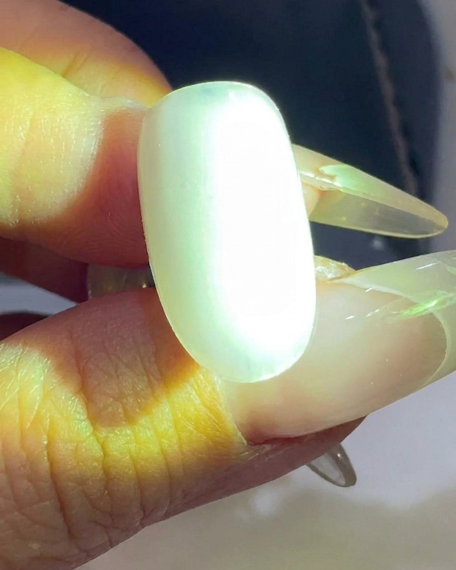 UV/LEDランプでネイルチップを硬化させている様子。