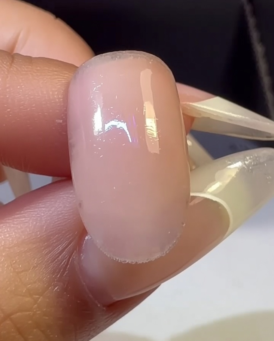 多色グラデーションのネイルをUVランプで硬化させている様子。