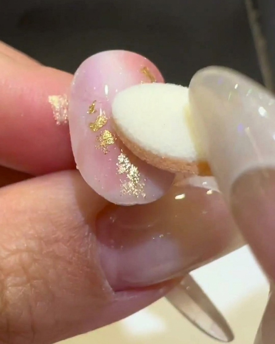 スポンジチップで硬化した3Dラインにゴールドのパウダーを擦り付けている様子。