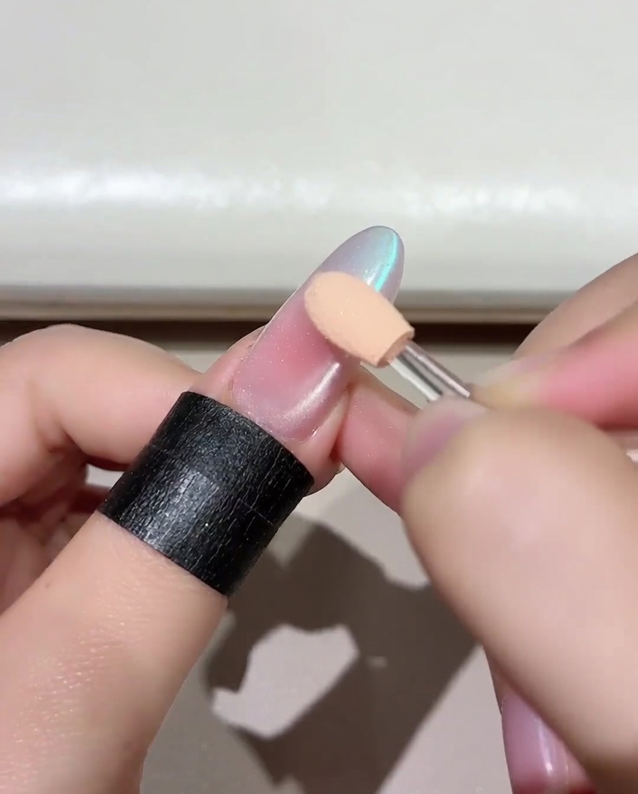 下準備済みの爪に、鮮やかなJade D05ジェルポリッシュをブラシで塗布している様子。