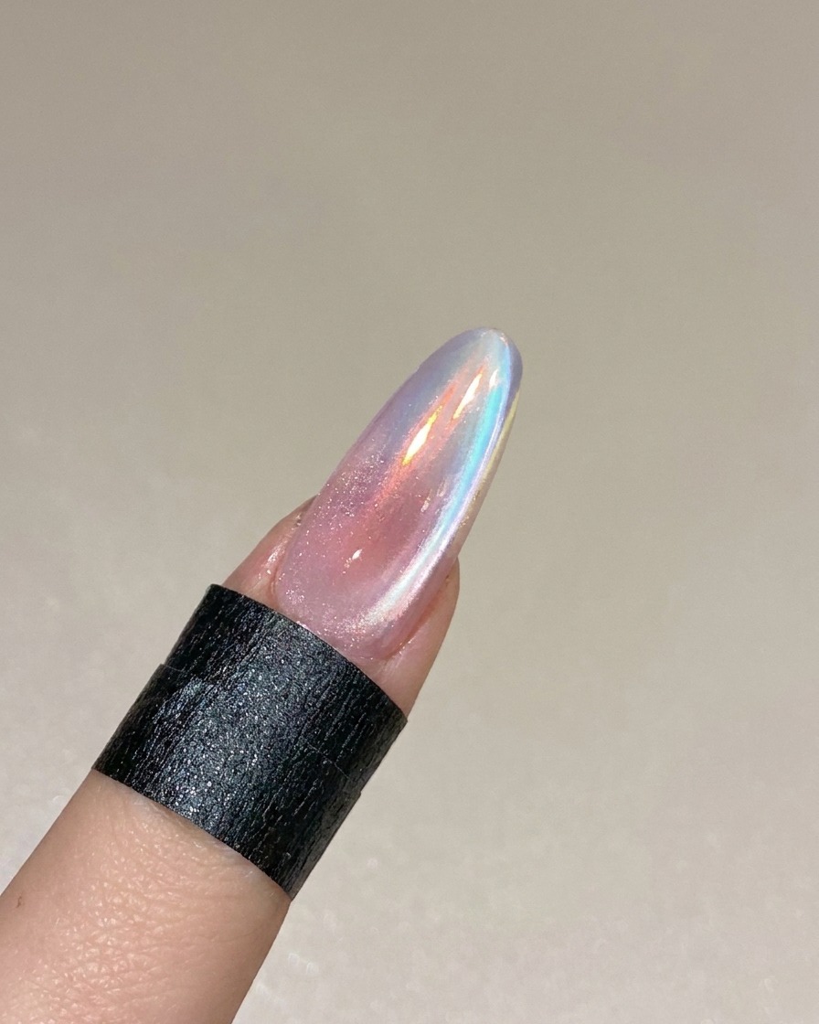 完成したキャットアイのデザインをUV/LEDランプで硬化させている様子。