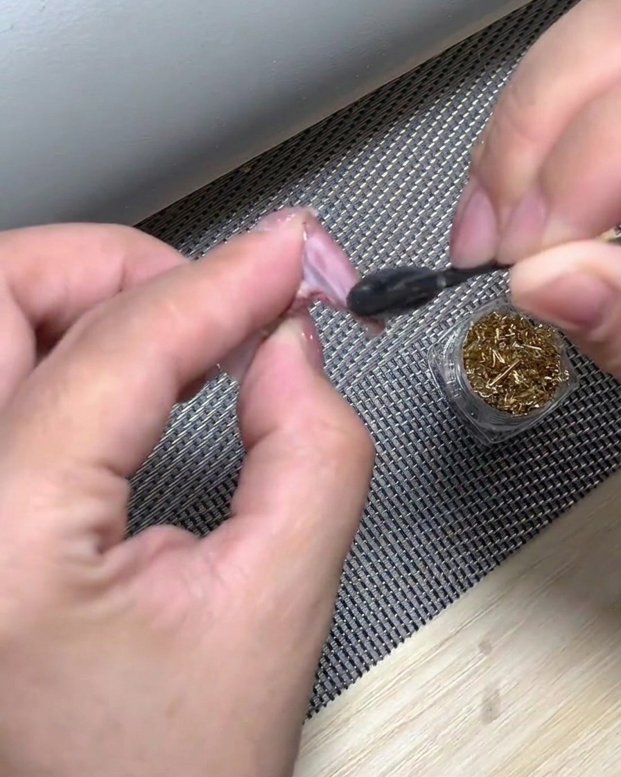 メイクスポンジを使って爪先にホワイトジェルをポンポンと叩き込み、グラデーションを作っている様子。