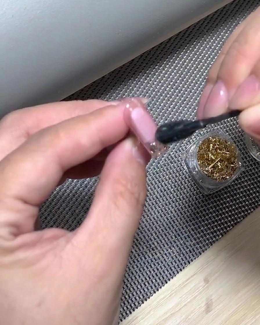 ホワイトのグラデーションを作った爪をUVライトで硬化している様子。