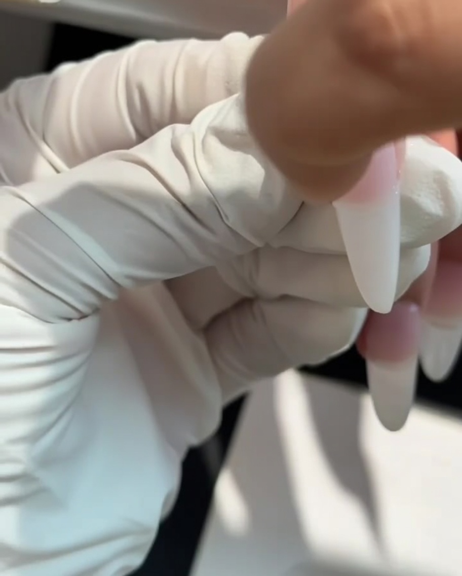 スポンジを使ってホワイトジェルを叩き込み、グラデーションを作っている様子。