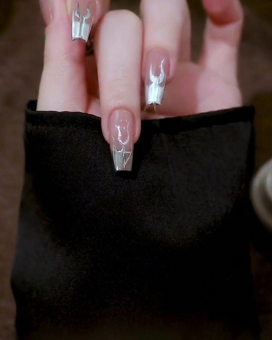 クリアチップ上に描かれた、細部まで整ったシルバーのファイヤーデザイン。