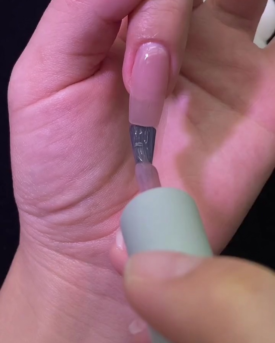 ジェルネイルをUV/LEDライトで硬化させている様子。