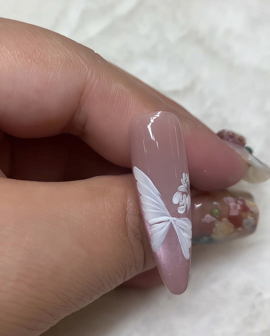 渦巻きの周囲に、層状に重なる白い曲線を描き加えて花びらを表現している様子。