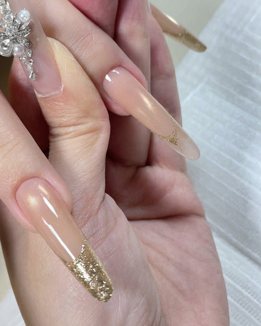 LEDランプで爪先のラメジェルを硬化させている様子。