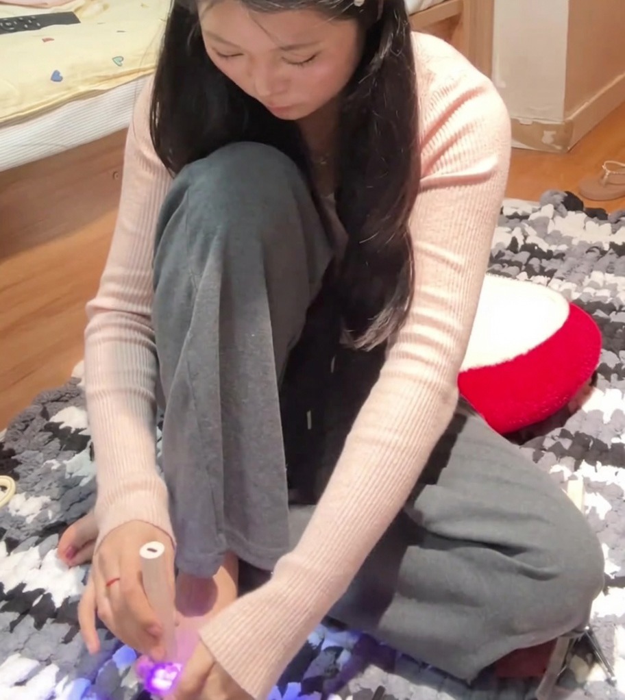 左足の大きな爪を硬化させている様子。