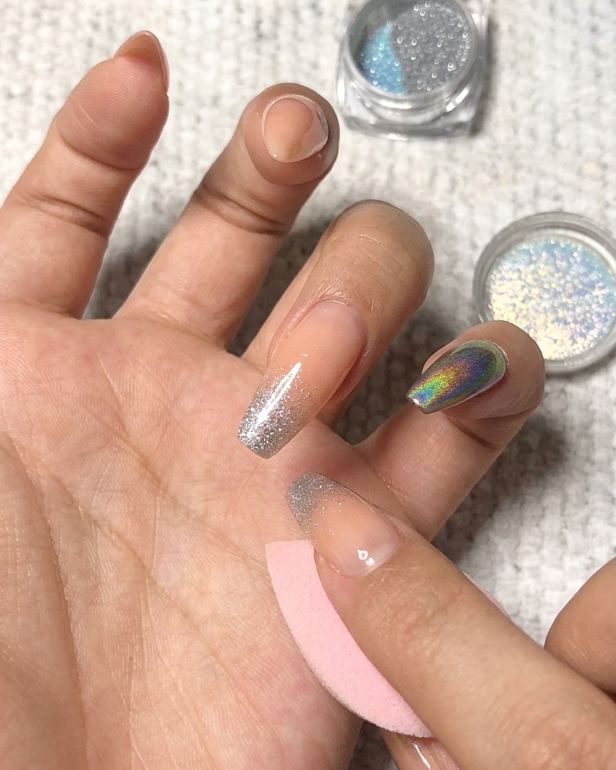 薬指の爪先にホログラフィックパウダーを叩き込んでいる様子。