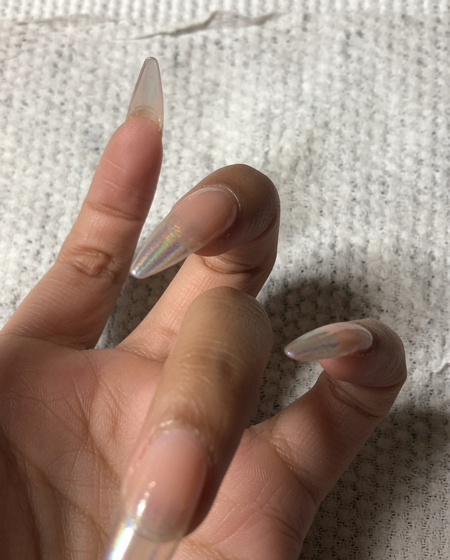 小さなバッファーで指先の先端を丁寧に整えている様子。