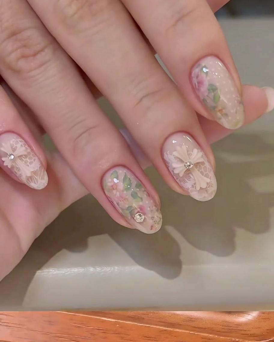 クリアスタンプを使って、ヌードネイルに白いレース模様を転写している様子