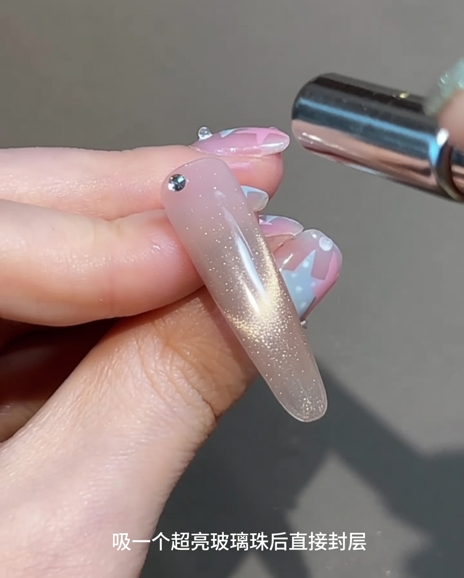 円柱状の磁石を濡れたジェルネイルの上で平行に保持し、明るい輝きのラインを作っている様子。