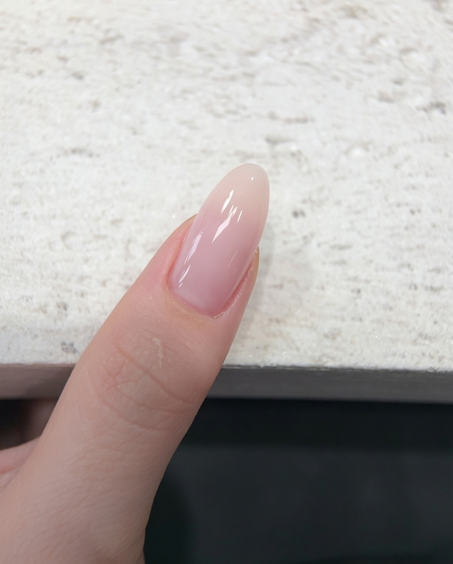 UV/LEDネイルランプの中に指を入れて硬化させている様子。