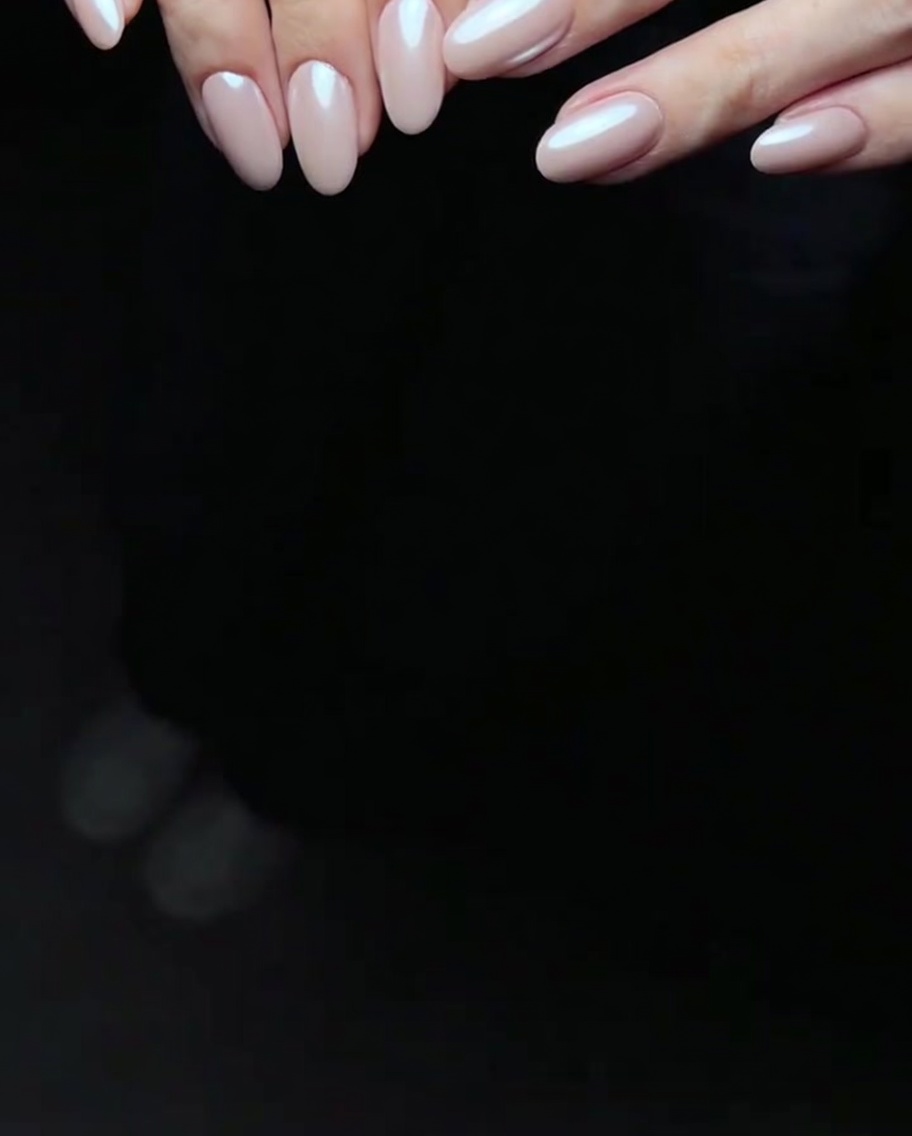 LEDライトの中で指先を硬化させている様子。