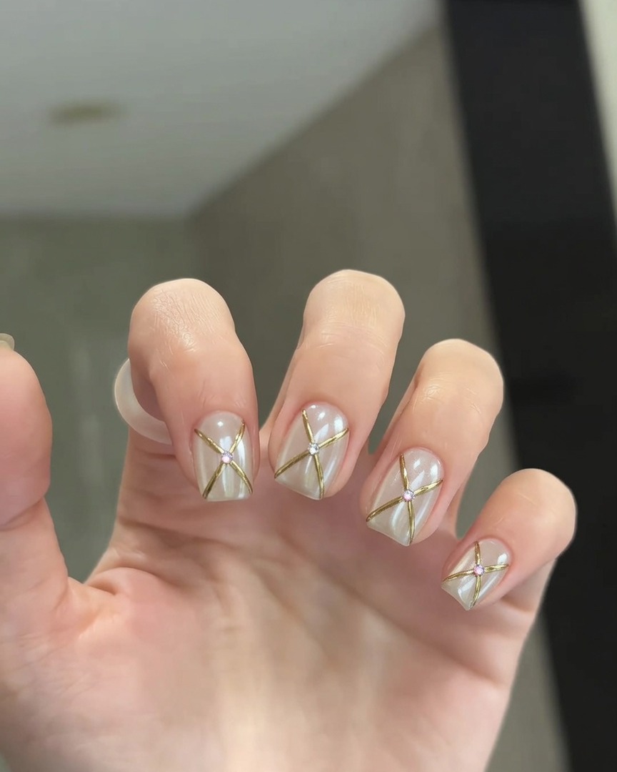 スポンジチップでパールクロムパウダーを爪に乗せている様子。