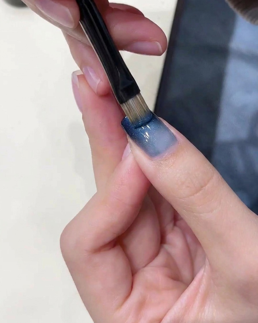 マグネットを使用して広い輝きを作っている様子。