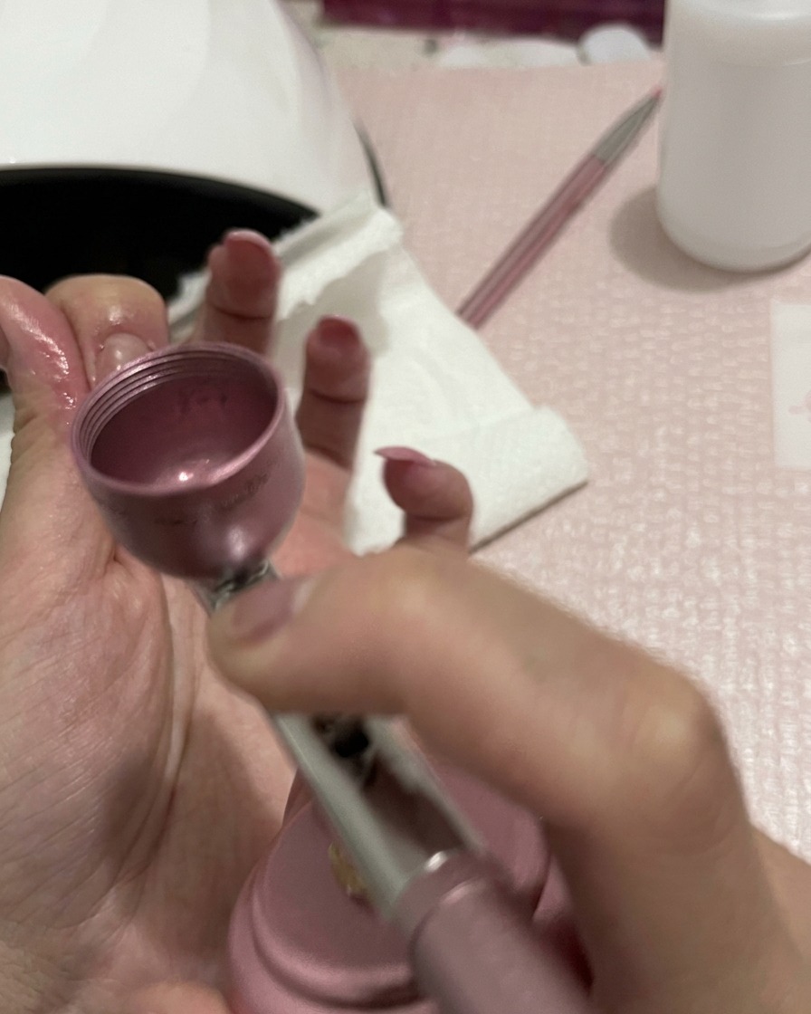 エアブラシで各指のグラデーションの濃淡を最終調整している様子。