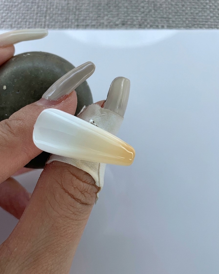 仕上げにトップコートを塗布している様子