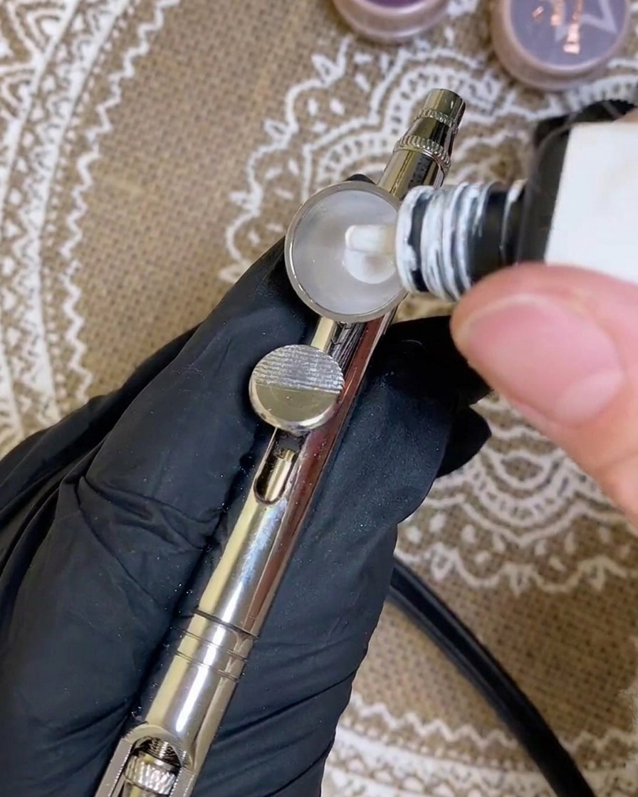 ホワイトジェルが入ったカップに薄め液を足している様子。