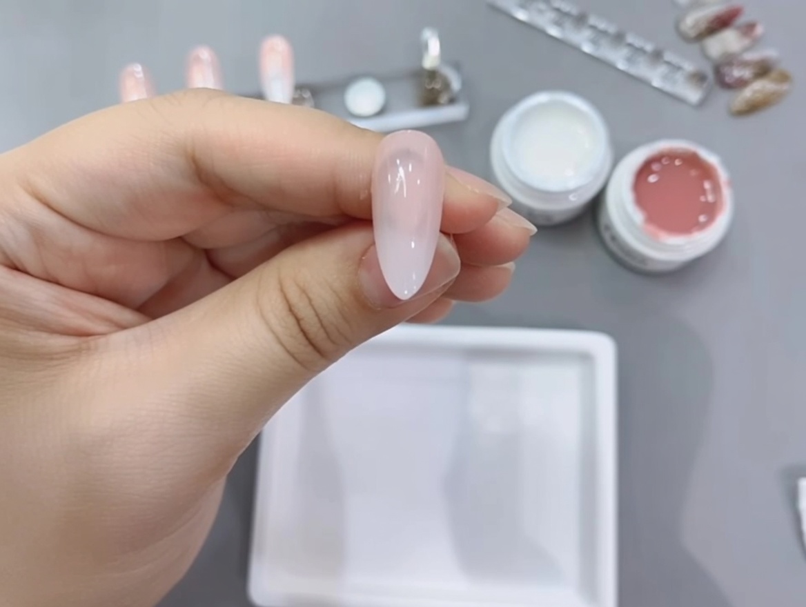 完成したグラデーションネイルを硬化させている様子