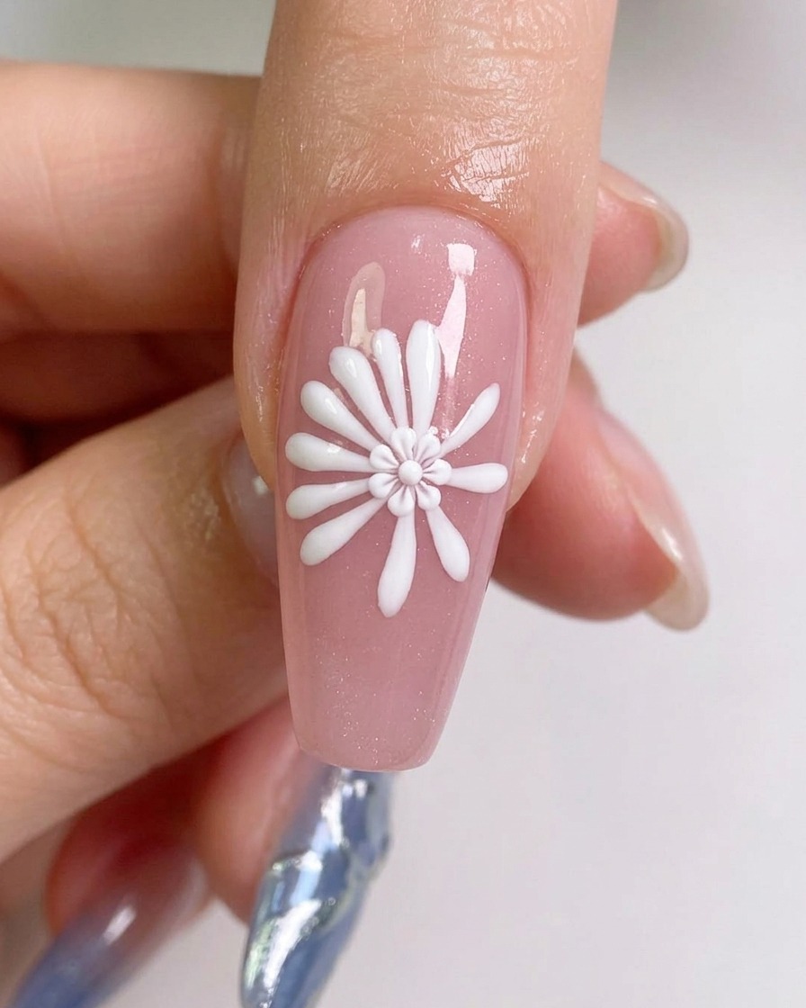 より豊かなデイジーの花びらを表現するため、最初のガイドラインの間にさらにホワイトラインが追加されている様子。