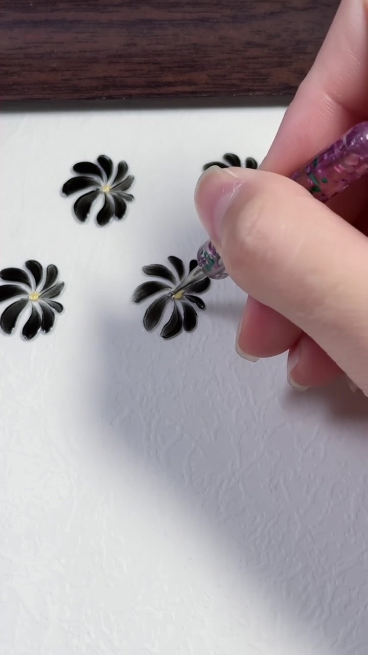 手描きの黒いデイジーネイル — ステップバイステップチュートリアル
