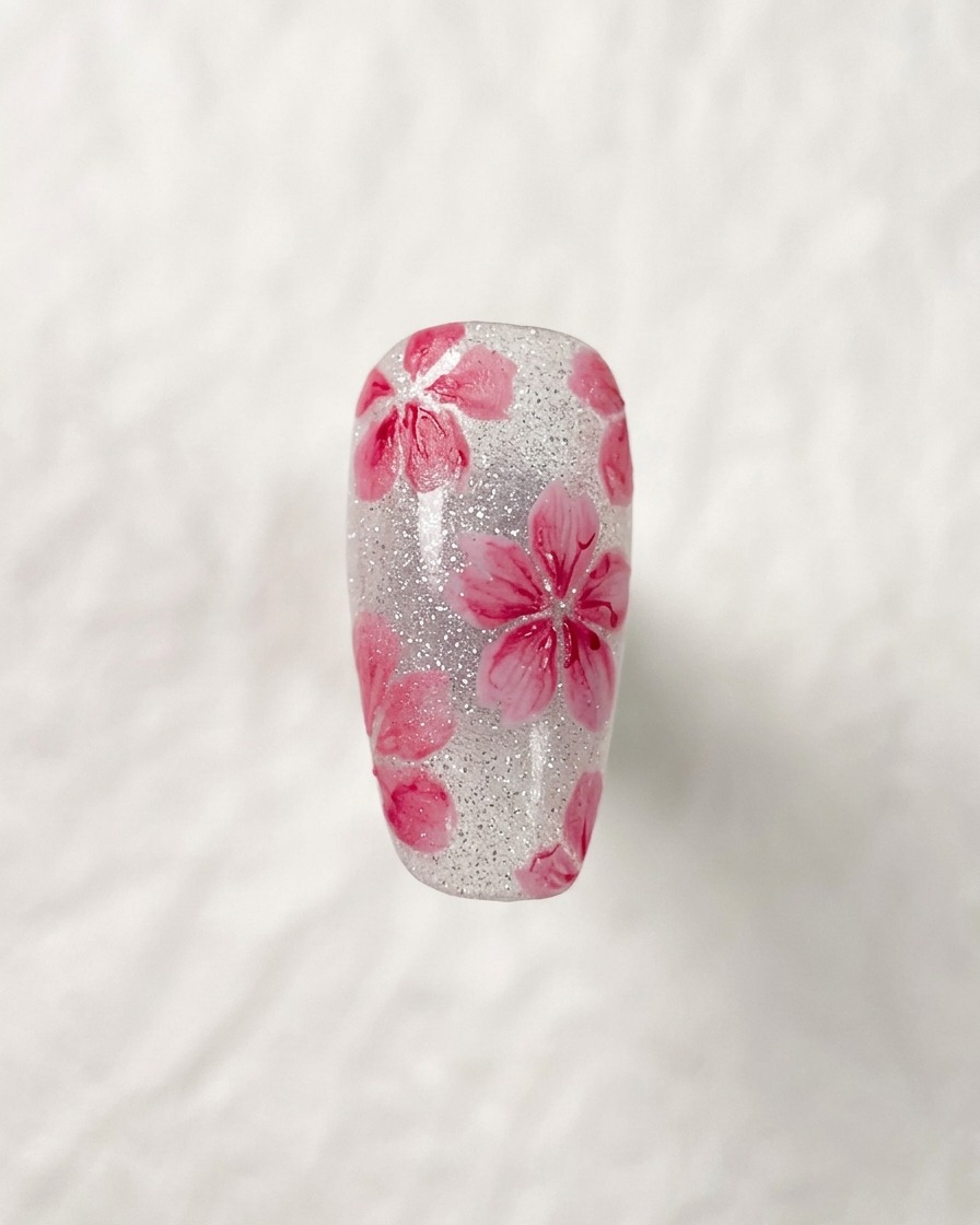 濃い色の細いラインで、桜の中心に雄しべを描いている様子