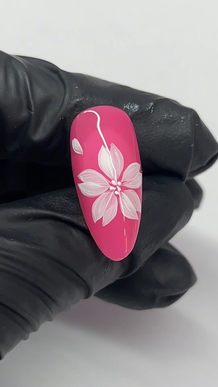 繊細な桜ネイルアート — ステップバイステップチュートリアル