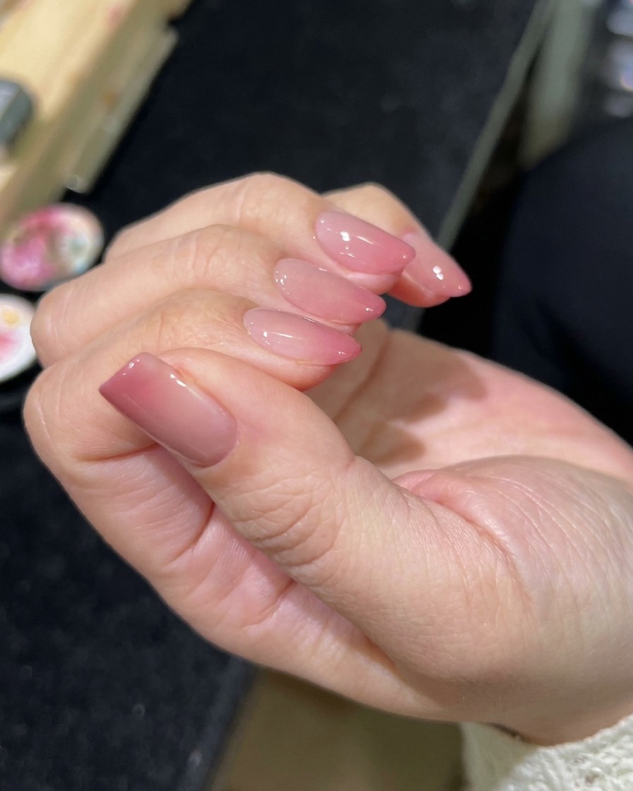 仕上げのクリアトップコートをブラシで塗っている様子。