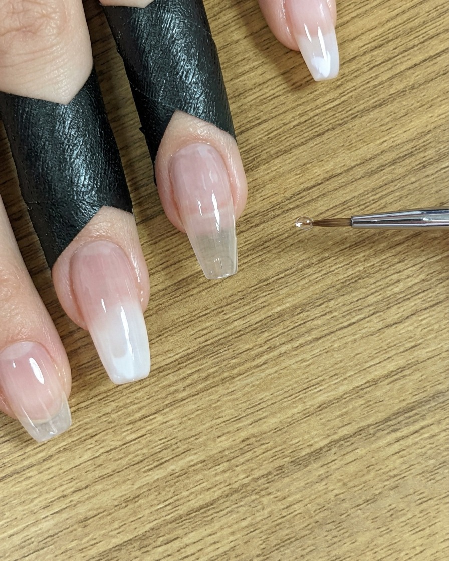 ネイルが次のステップへ進むため、筆先が近くにある様子。