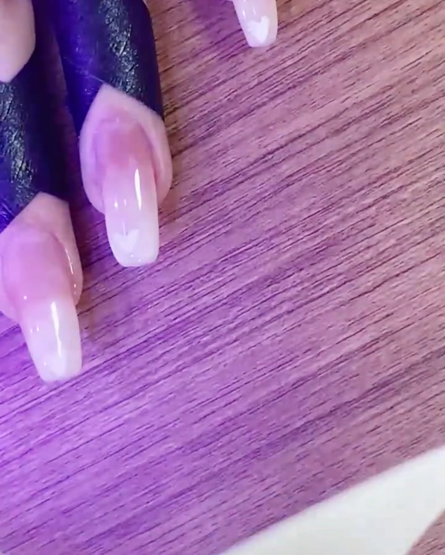 ハートのアートをUV/LEDライトで硬化させている様子。