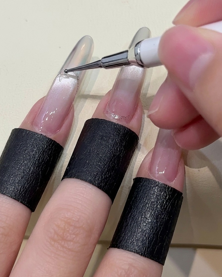 ドット棒を使い、雪の結晶パーツを乗せる位置にクリアジェルを点置きしている様子。