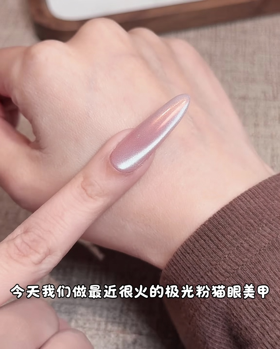メイクスポンジを使い、ヌードネイルの中央にピンクのピグメントを乗せてソフトなグラデーションを作る様子。