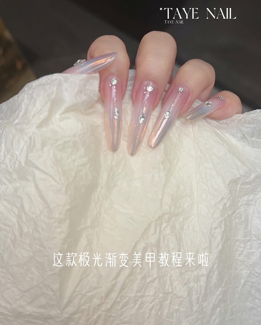 柔らかいチップでパウダーを馴染ませてグラデーションにしている様子