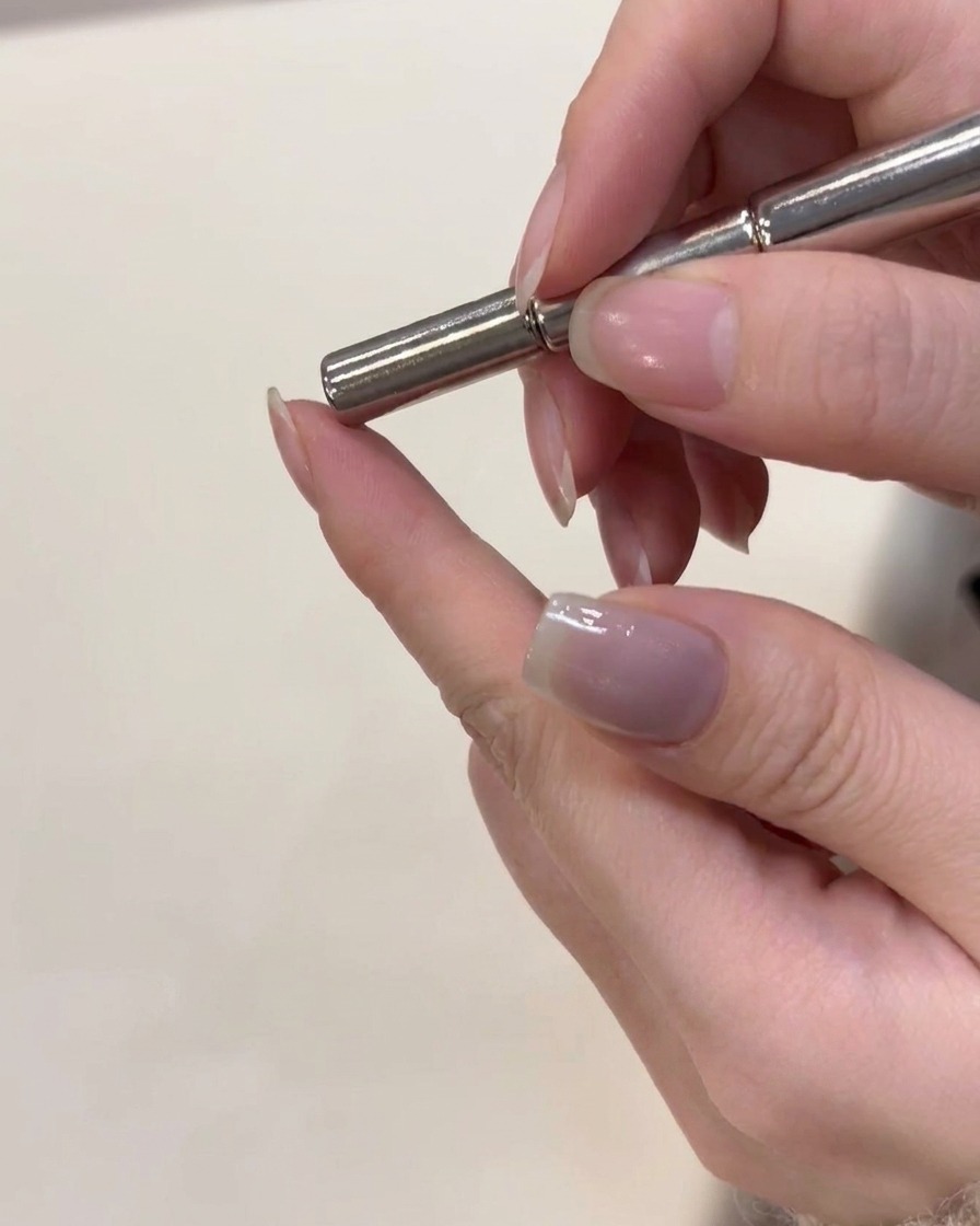 マグネットを使用してキャッツアイの模様を作っている様子