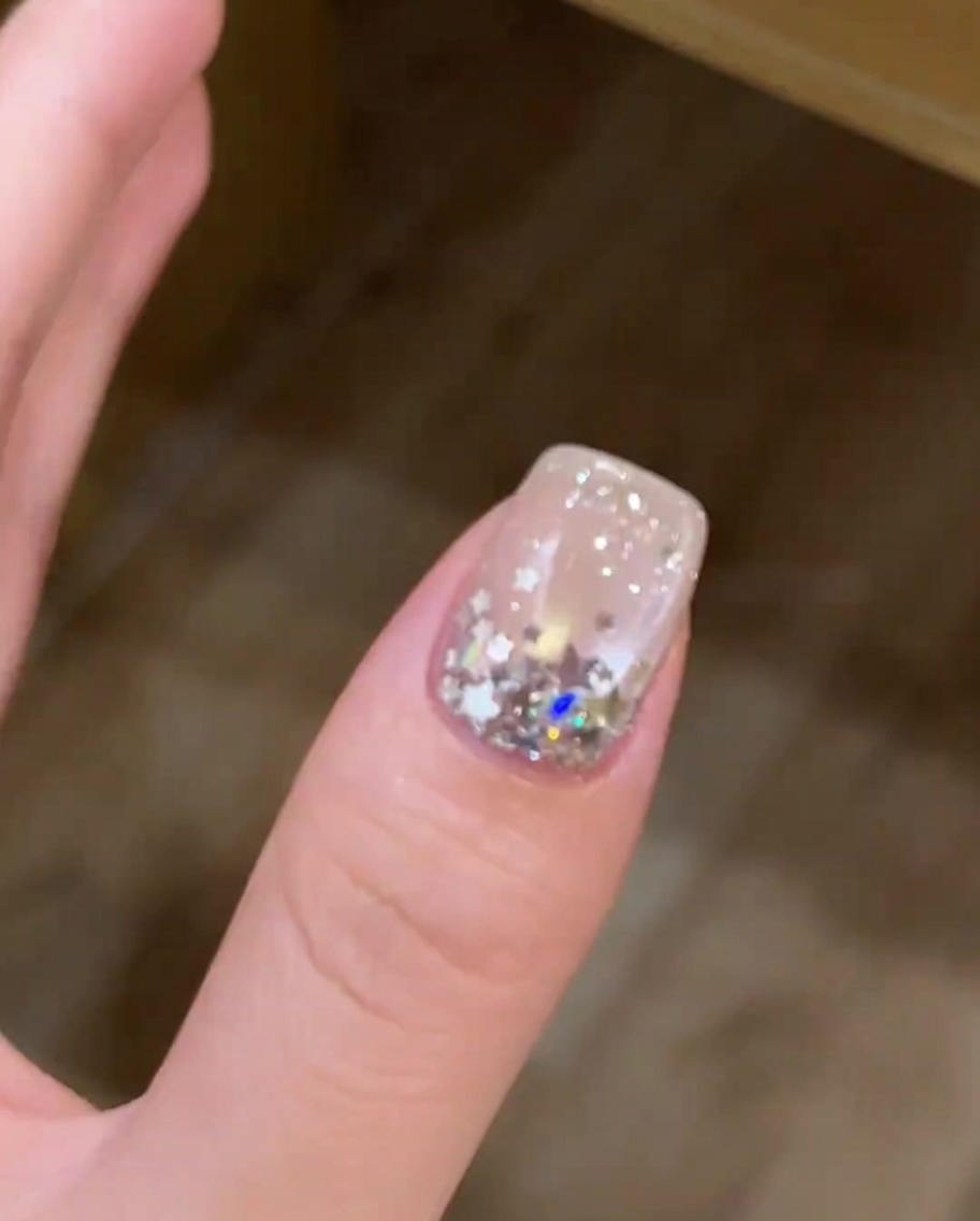 模様を作ったキャットアイネイルをランプで硬化させている様子