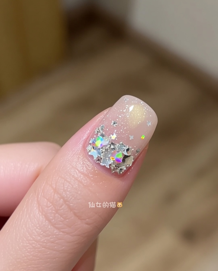 短めの筆でビルダージェルを爪全体に整えている様子