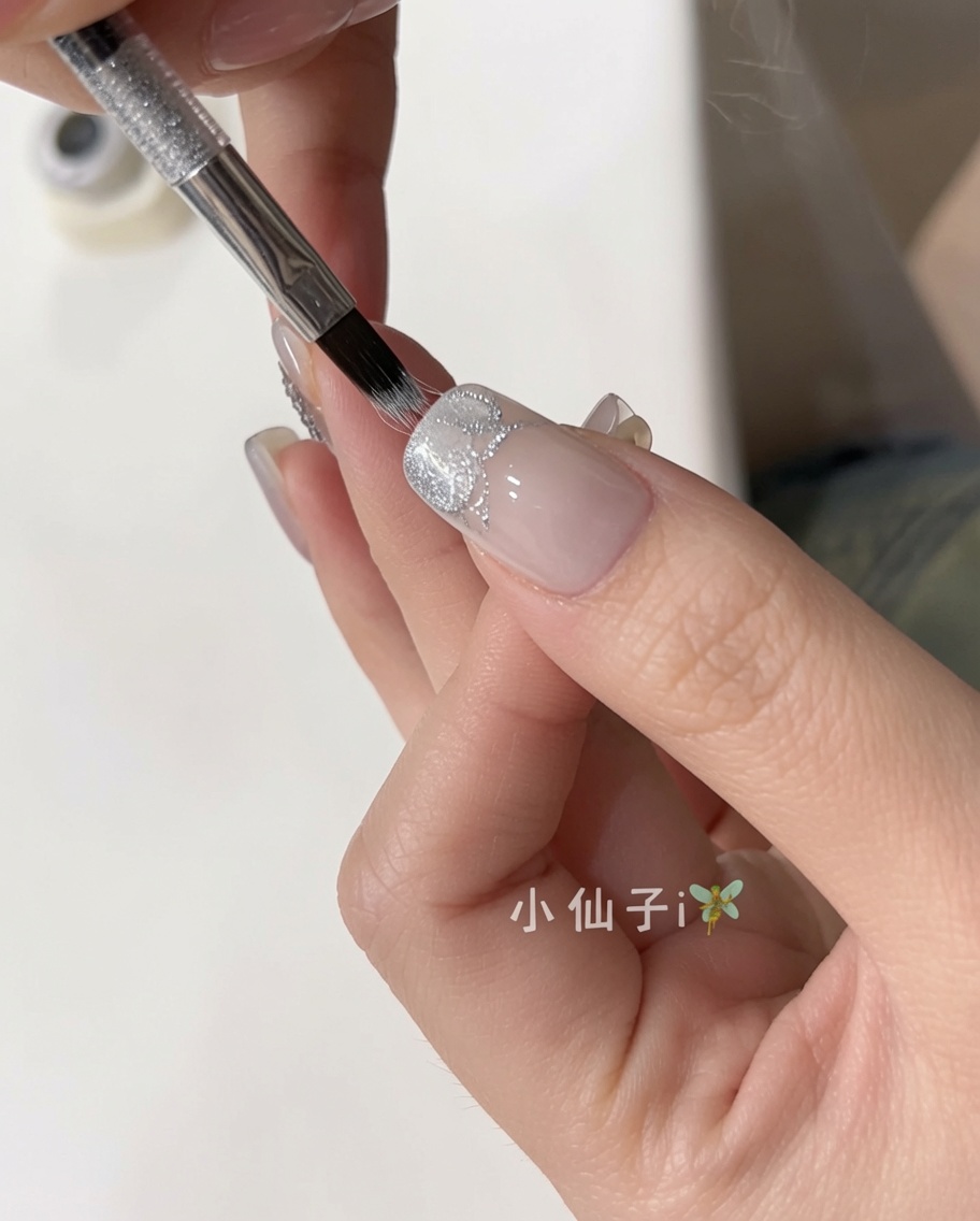 自爪にシルバーのマグネットジェルを塗る様子