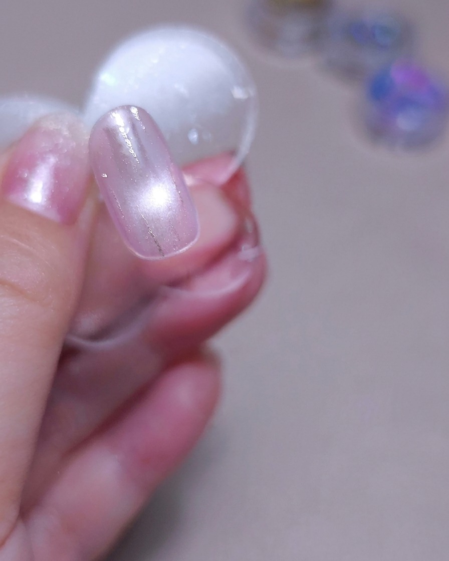 LEDネイルランプの中に手を入れて硬化させている様子。