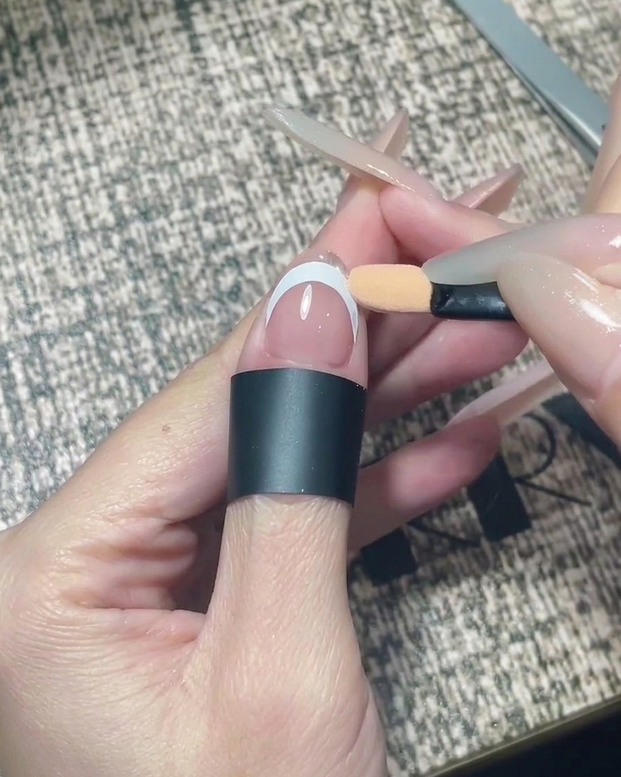アイシャドウチップを使って、爪の先端にシルバーのクロムパウダーを擦り込んでいる様子。