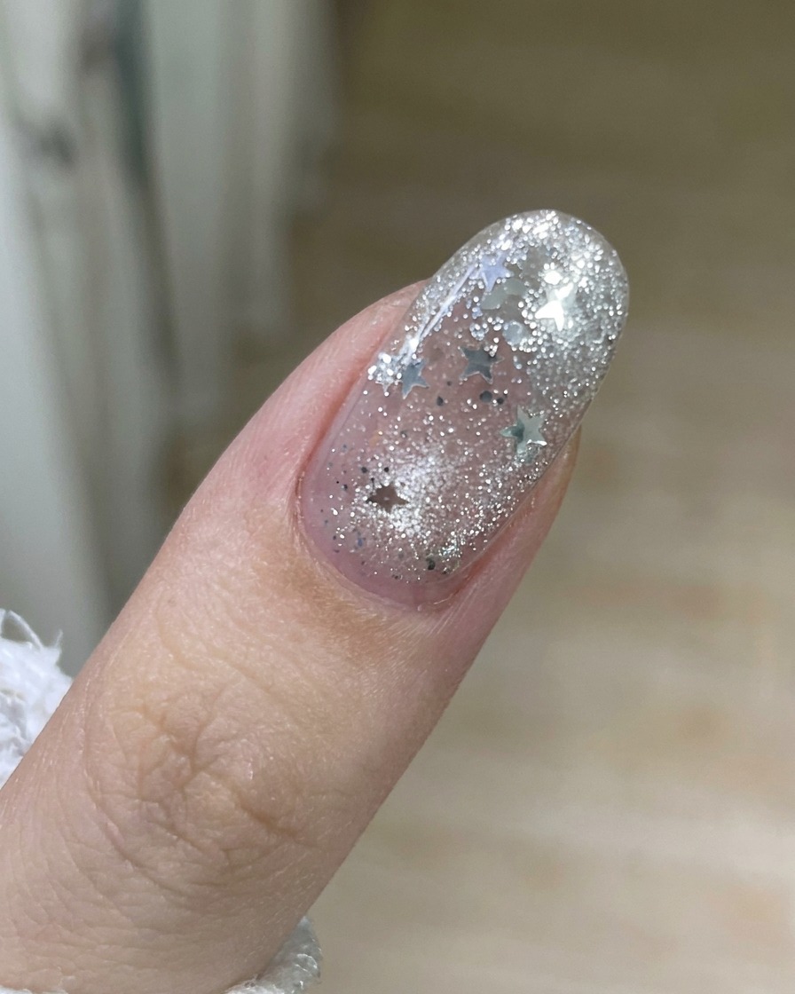 爪の表面から古いジェルを一枚のシートのように綺麗に剥がしている手。